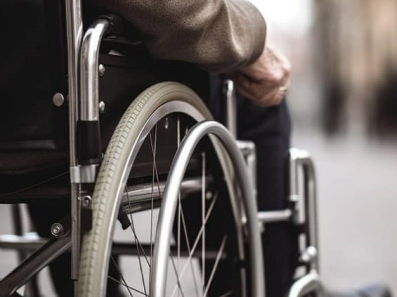 Personne en fauteuil roulant